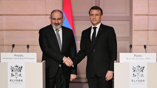 Премьер-министр Никол Пашинян и президент Франции Эммануэль Макрон на пресс-конференции (21 февраля 2024). Париж - Sputnik Армения