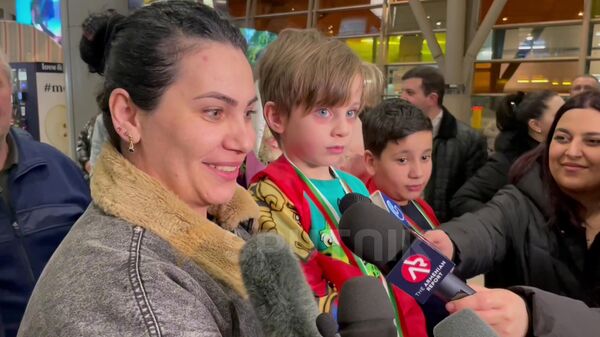 Рипсиме Хуршудян общается с прессой в аэропорту Звартноц по возвращении на родину (22 февраля 2024), Еревaн - Sputnik Армения