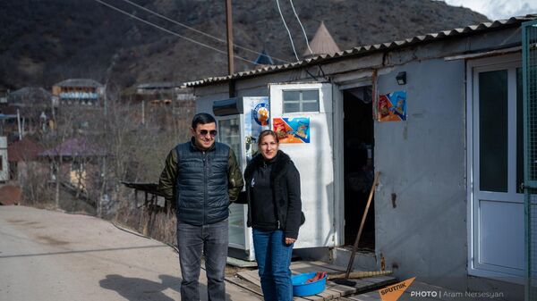 Супруги Варсеник Будагян и Хачатур Аветисян у своей парикмахерской - Sputnik Армения