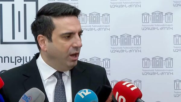 Председатель Национального собрания Ален Симонян отвечает на вопросы журналистов (27 февраля 2024). Еревaн - Sputnik Армения