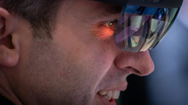 Посетитель тестирует очки виртуальной реальности, использующие программное обеспечение Manifest от Taqtile, на стенде Microsoft на Всемирном мобильном конгрессе (28 февраля 2024). Барселона - Sputnik Армения