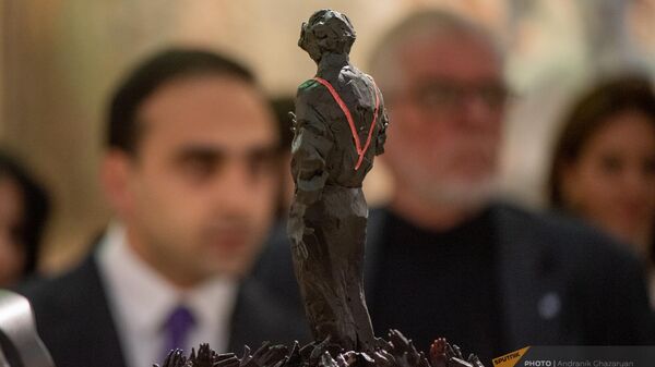 Мэр Еревана Тигран Авинян на выставке заявок на проект памятника Шарлю Азнавуру в Национальной галерее (29 февраля 2024). Еревaн - Sputnik Армения