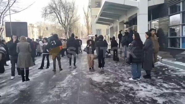 В Алматы люди покидают здания из-за землетрясения - Sputnik Армения