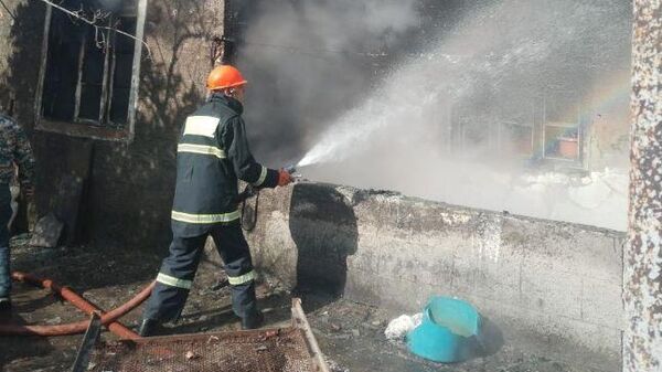 Спасатели работают на месте пожара в доме на улице Нарекацу в Ехегнадзоре (9 марта 2024). Вайоц Дзор - Sputnik Армения