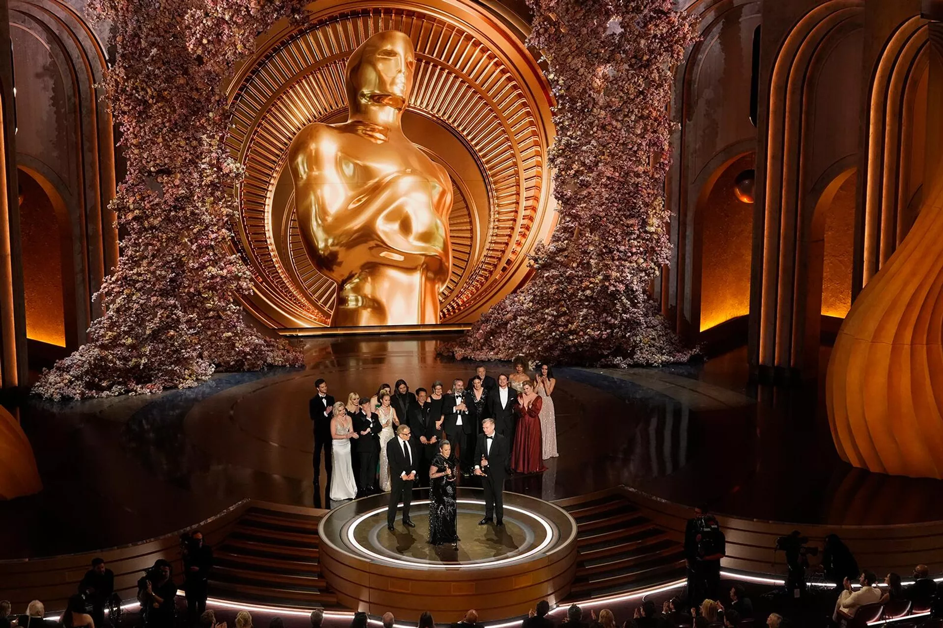 Актеры и съемочная группа фильма Оппенгеймер принимают награду за лучший фильм во время церемонии вручения премии Оскар (10 марта 2024). Лос-Анджелес - Sputnik Արմենիա, 1920, 11.03.2024