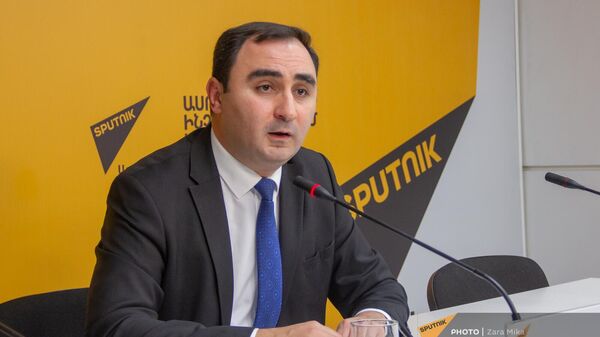 Председатель НПО Информированный и защищенный потребитель Бабкен Пипоян на пресс-конференции (15 марта 2024). Еревaн - Sputnik Армения