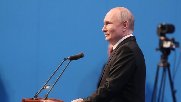 Кандидат в президенты РФ, действующий президент РФ Владимир Путин выступает перед журналистами в своем избирательном штабе (18 марта 2024). Москвa - Sputnik Армения