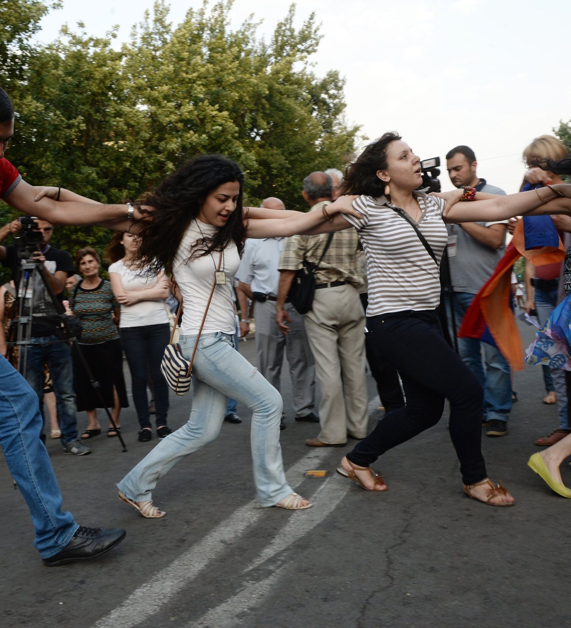 Зарплата в ереване. Армения люди. Молодежь Еревана. Ереван люди на улице. Армяне танцуют на улице.