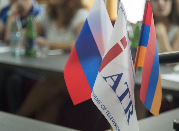 Круглый стол с участием армянских и российских журналистов в Ереване Круглый стол с участием армянских и российских журналистов в Ереване - Sputnik Армения