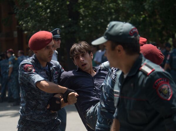 Полицейские расчистили проспект Баграмяна - Sputnik Армения