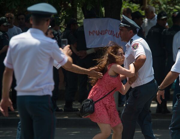 Полицейские расчистили проспект Баграмяна - Sputnik Армения
