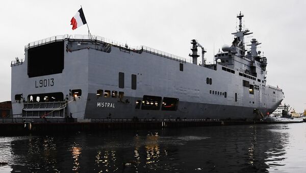 Французский военный корабль-вертолетоносец класса Мистраль в Санкт-Петербурге - Sputnik Армения