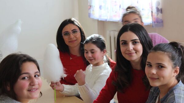 Работники Посольства России в Армении посетили детский дом в Гаваре - Sputnik Армения