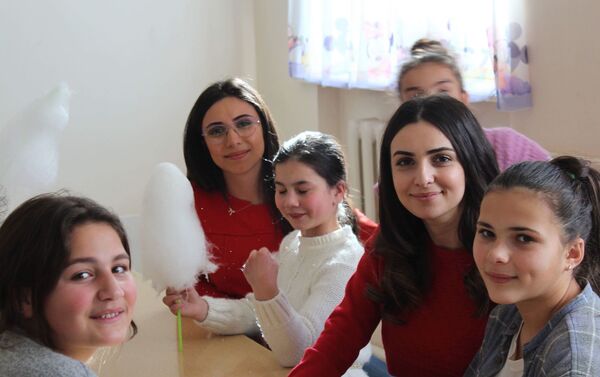 Работники Посольства России в Армении посетили детский дом в Гаваре - Sputnik Армения