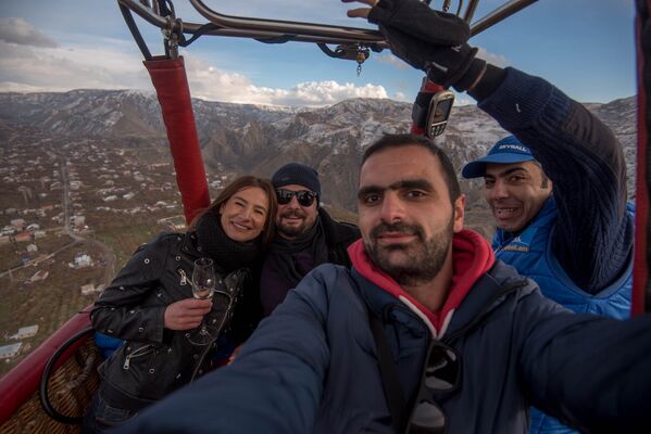 Пассажиры и пилот воздушного шара: Мариам Саргсян, Ованес Хачатрян, Арам Нерсесян, Наири Барсегян. - Sputnik Армения