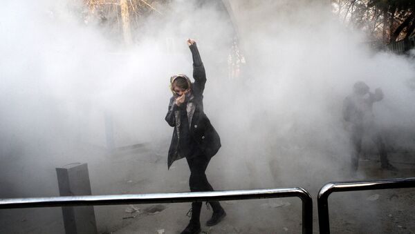 Участница демонстраций в Тегеране (30 декабря 2017). Иран - Sputnik Армения