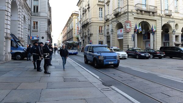 Автомобиль полиции на улице Турина. - Sputnik Արմենիա