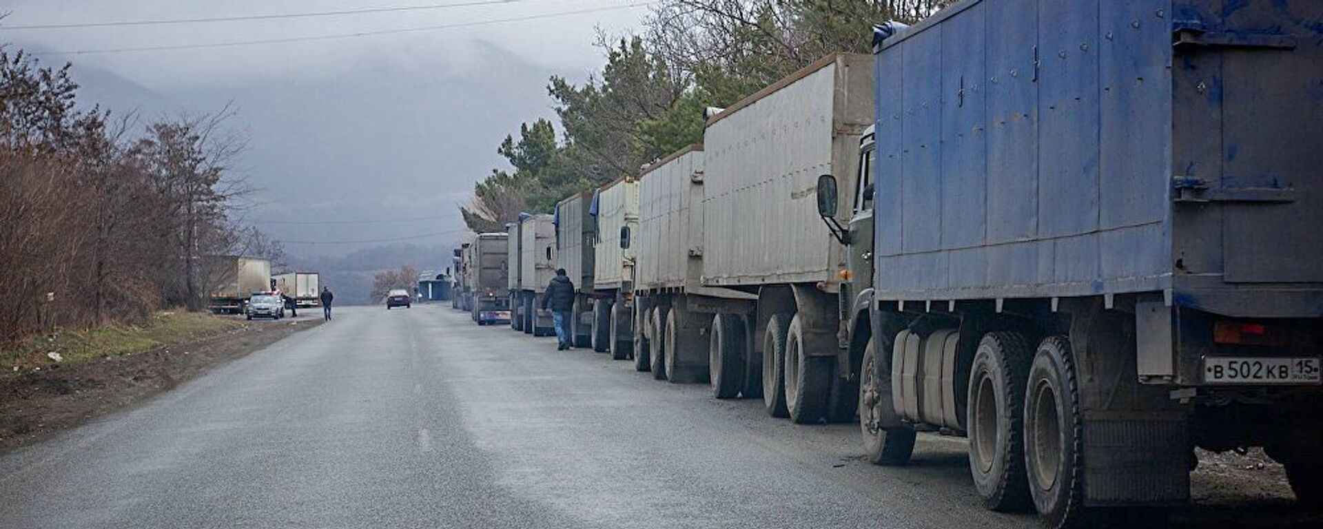 Очередь грузовых автомобилей на Военно-Грузинской дороге. - Sputnik Արմենիա, 1920, 18.02.2021