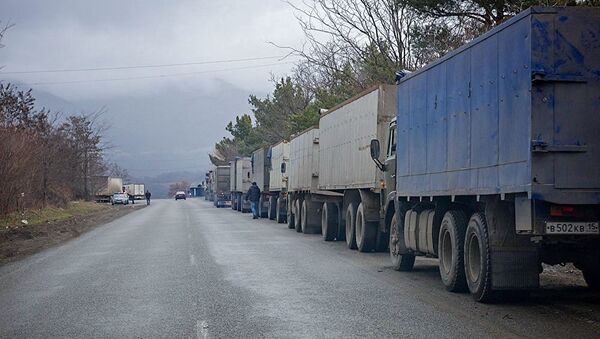 Очередь грузовых автомобилей на Военно-Грузинской дороге. - Sputnik Армения
