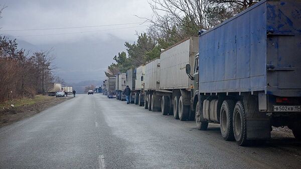 Очередь грузовых автомобилей на Военно-Грузинской дороге. - Sputnik Армения