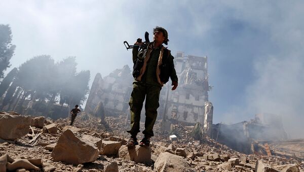 Боевики повстанцев хуситы осматривают повреждения после нанесенного воздушного удара коалицией, возглавляемой Саудовской Аравией по президентскому дворцу (15 декабря 2017). Сана, Йемен - Sputnik Армения