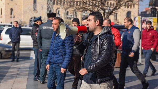 Активисты против запрета на праворульные автомобили в Армении - Sputnik Армения