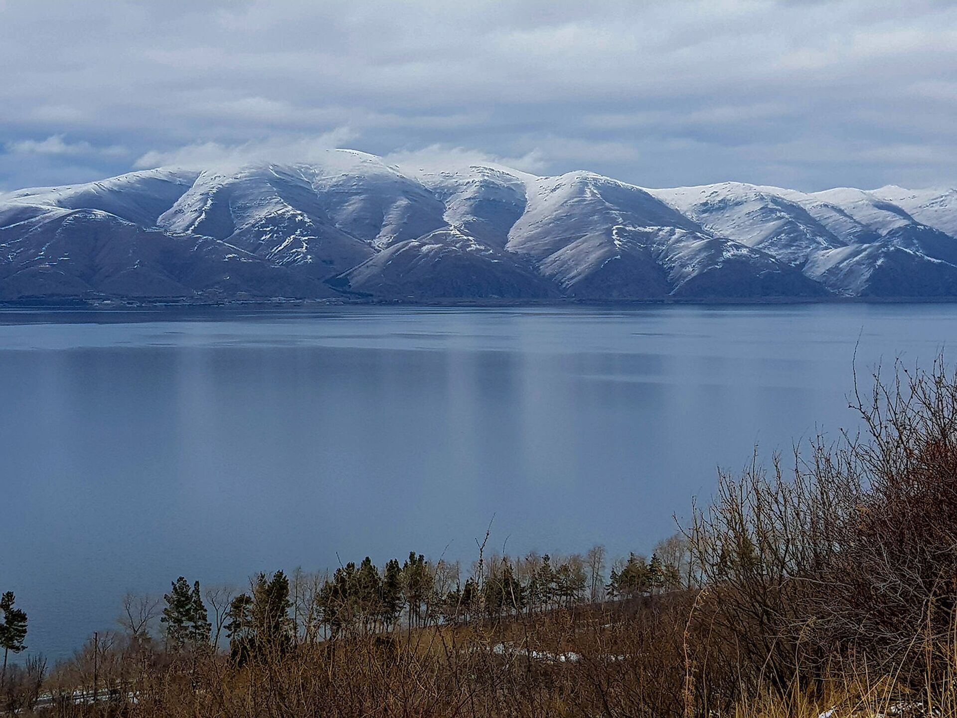 Температура озера севан. Озеро Севан Армения. Озеро Севан Армения зимой. Запрудные озера Севан. Севан озеро 2022.