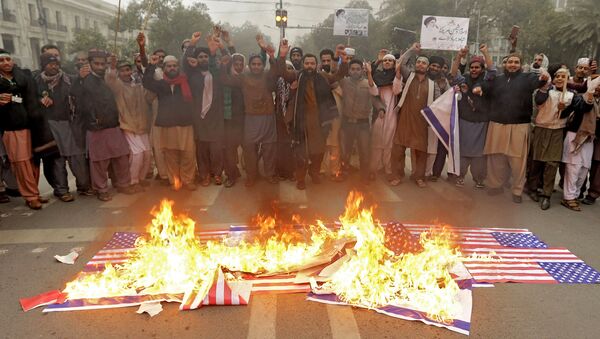 Пакистанцы сжигают флаг США в г. Лахор, Пакистан - Sputnik Армения