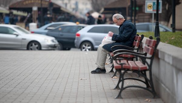 Пожилой гражданин на скамейке - Sputnik Армения
