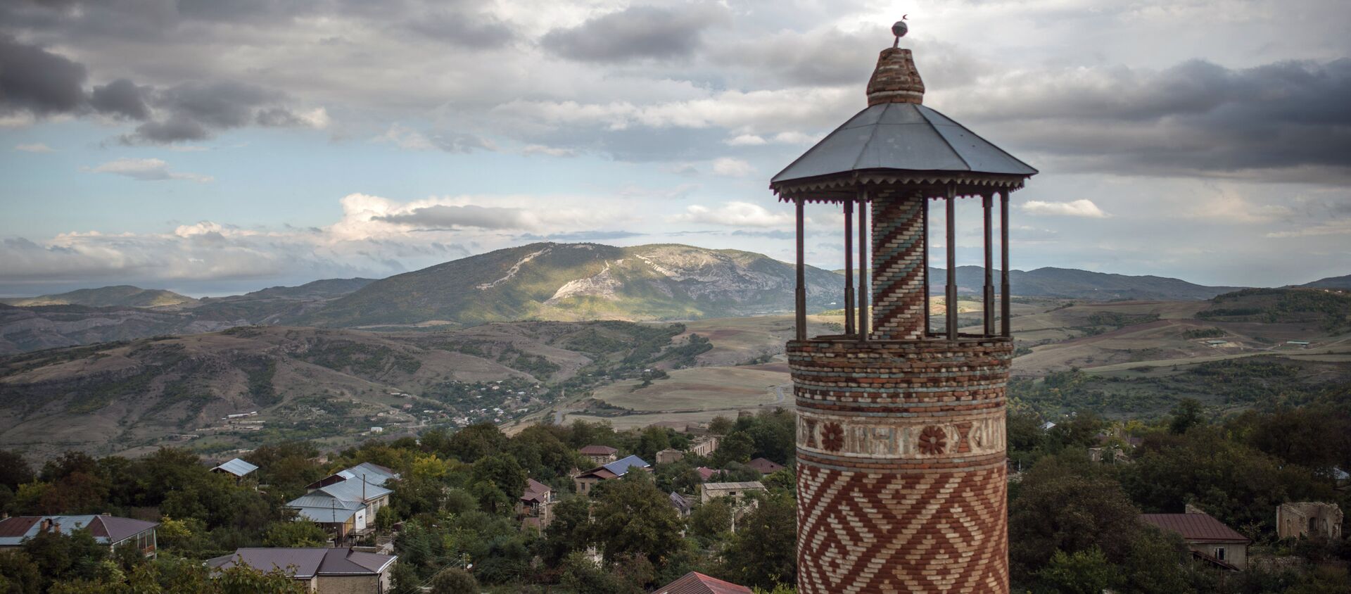 Минарет мечети, пострадавшей в ходе войны, в городе Шуши, Нагорный Карабах. - Sputnik Արմենիա, 1920, 29.07.2021