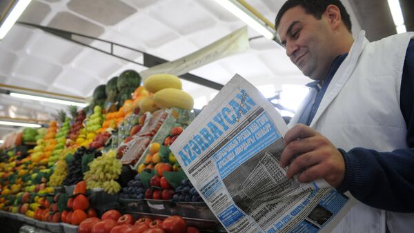 Продавец овощей и фруктов читает газету на Дорогомиловском рынке в Москве. - Sputnik Армения