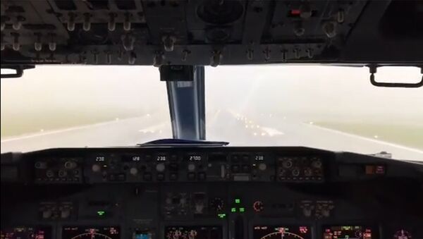 Пилоты Грузинских авиалиний сажают самолет в туман: видео - Sputnik Արմենիա