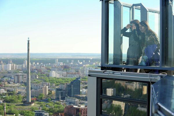 Открытая смотровая площадка расположена в бизнес-центре Высоцкий на 52-м этаже на высоте 186 метров. Отсюда открывается фантастический вид: панорама Екатеринбурга простирается вдаль на 25 километров - Sputnik Армения
