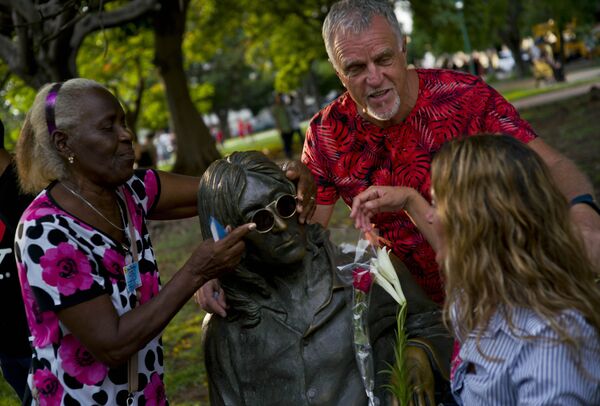 Люди фотографируются с памятником Джона Леннона в Гаване, Куба. - Sputnik Армения