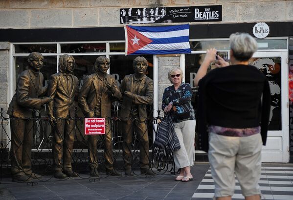 Туристы фотографируются около бара The Beatles в Варадеро на Кубе. - Sputnik Армения
