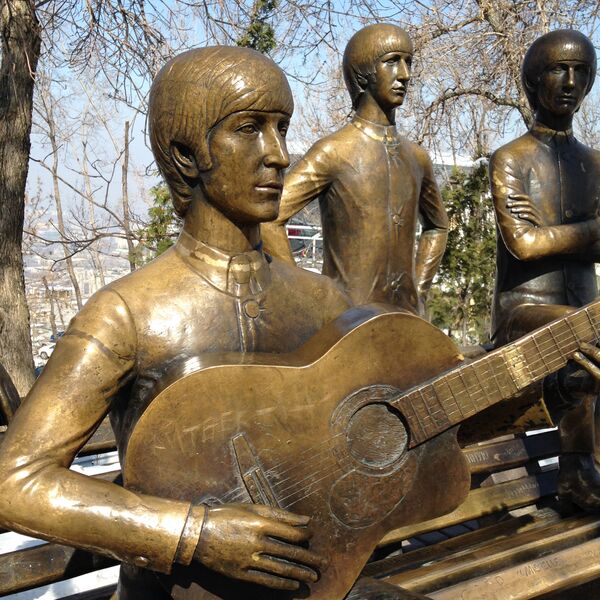 Скульптурная композиция группы The Beatles в Казахстане. - Sputnik Армения