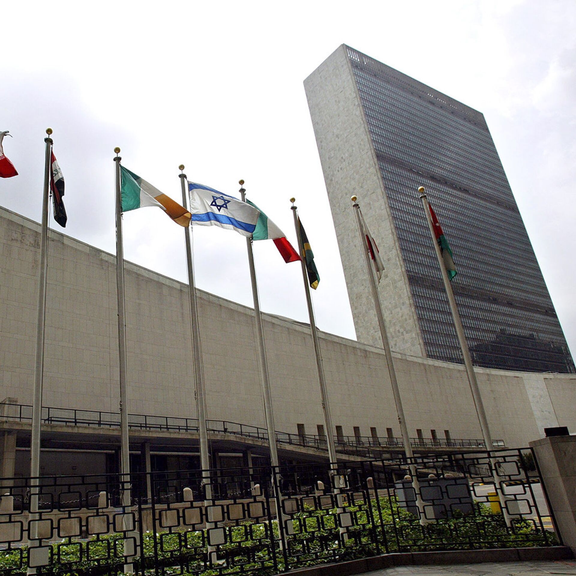 Город штаб квартиры оон. Штаб-квартира ООН В Нью-Йорке. Здание ООН (организации Объединённых наций) в Нью-Йорке. Здание Генеральной Ассамблеи ООН В Нью-Йорке. Генассамблея ООН здание.