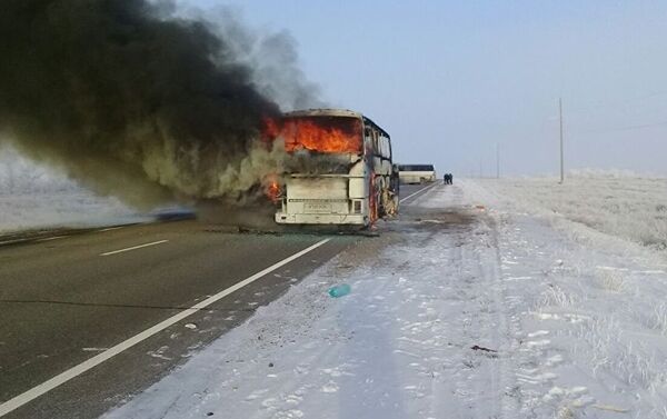 Загаревшийся автобус в Казахстане - Sputnik Армения
