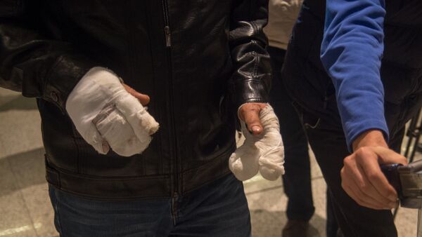 В аэропорту Звартноц родственники встречали пострадавших в результате ДТП под Тулой пассажиров - Sputnik Армения