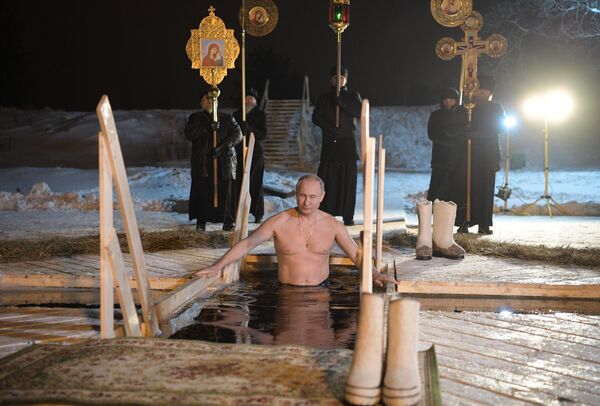 Путин вопреки январским морозам искупался в проруби на Крещение Путин вопреки январским морозам искупался в проруби на Крещение - Sputnik Армения
