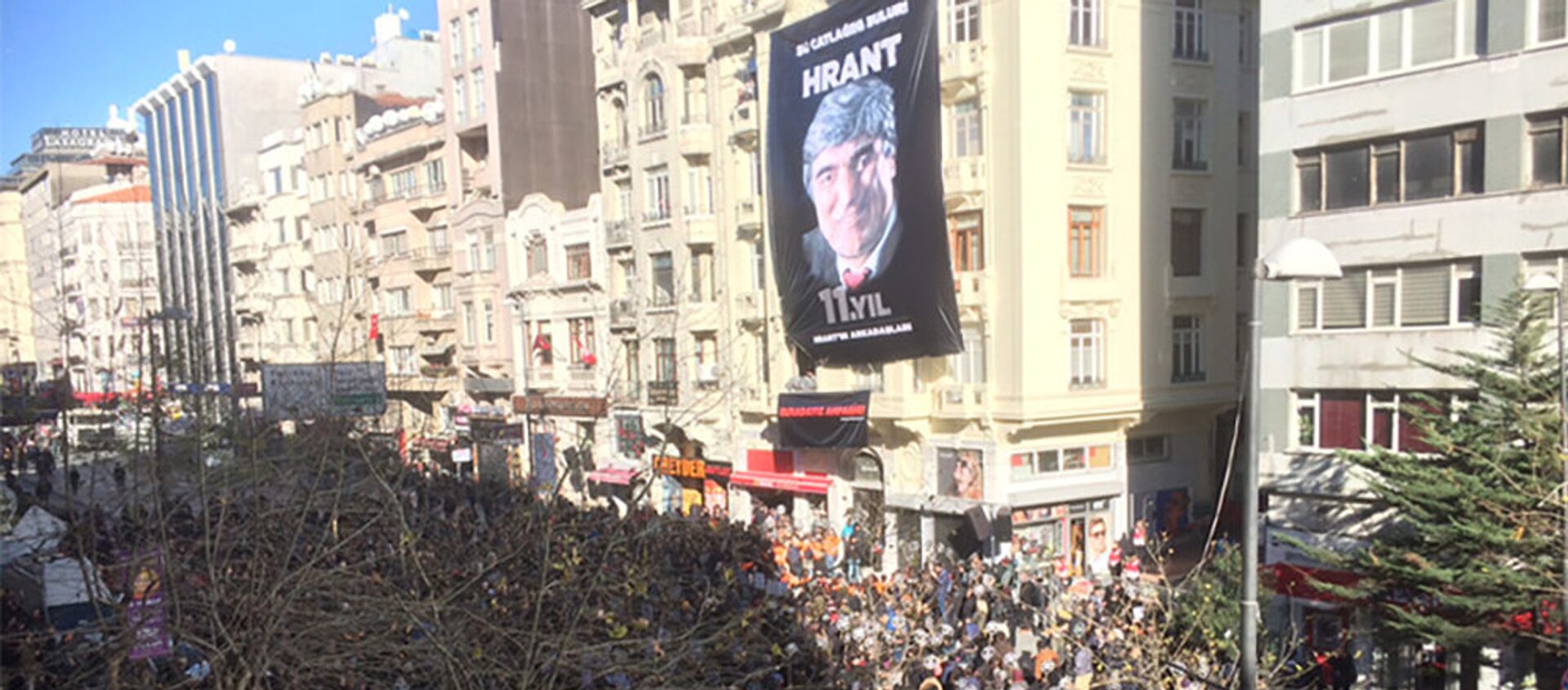 Тысячи людей в Стамбуле отдали дань памяти Гранту Динку - Sputnik Արմենիա, 1920, 19.01.2021