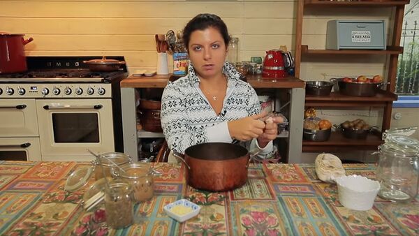 Маргарита Симоньян готовит восточный суп из красной чечевицы - Sputnik Արմենիա