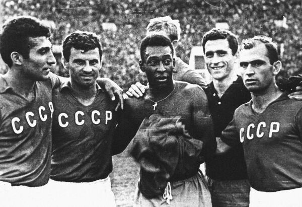 Пеле и советские футболисты: нападающий Михаил Шалвович Месхи (справа) и полузащитник Георгий Владимирович Сичинава (второй справа). Фото из коллекции Нино Мелия. Пеле и советские футболисты: нападающий Михаил Шалвович Месхи (справа) и полузащитник Георгий Владимирович Сичинава (второй справа). Фото из коллекции Нино Мелия. - Sputnik Армения