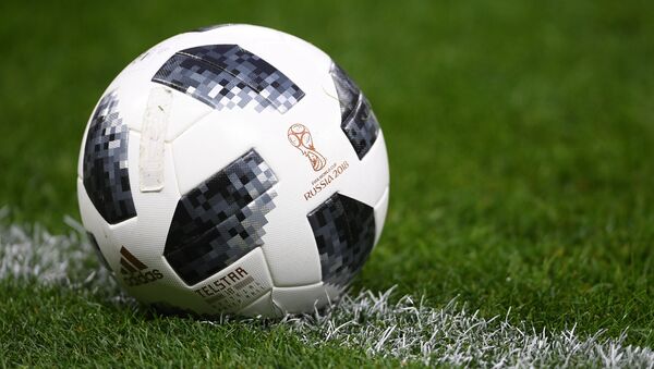 Официальный мяч чемпионата мира по футболу 2018 Telstar 18. - Sputnik Армения