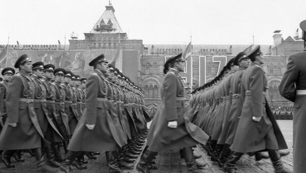 Военнослужащие идут в строю на военном параде Военнослужащие идут в строю на военном параде - Sputnik Армения
