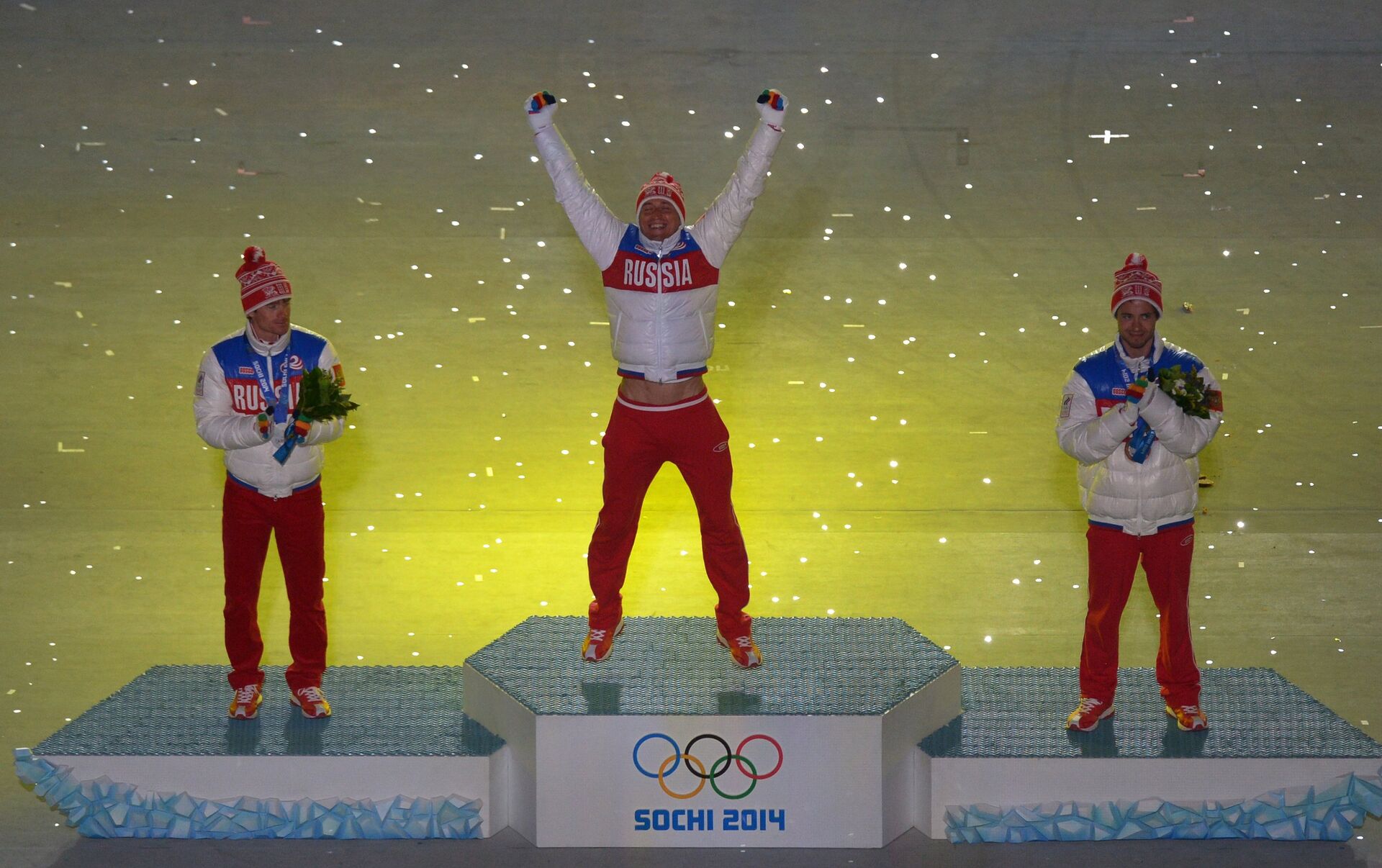 Церемония награждения олимпиады. Церемония закрытия олимпиады в Сочи 2014. Спортсмены на пьедестале.