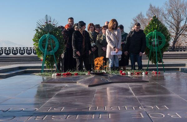 В честь 75-летия Сталинградской битвы 2 февраля в Парке Победы состоялось возложение цветов и венков у Вечного Огня - Sputnik Армения