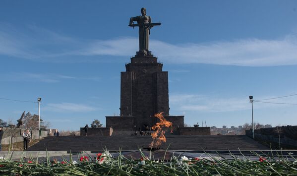 В честь 75-летия Сталинградской битвы 2 февраля в Парке Победы состоялось возложение цветов и венков у Вечного Огня - Sputnik Армения