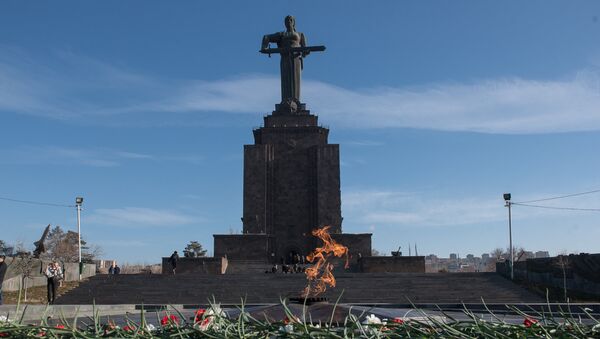 В честь 75-летия Сталинградской битвы 2 февраля в Парке Победы состоялось возложение цветов и венков у Вечного Огня - Sputnik Արմենիա