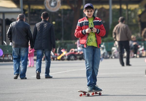Мальчик катается на скейтборде - Sputnik Армения